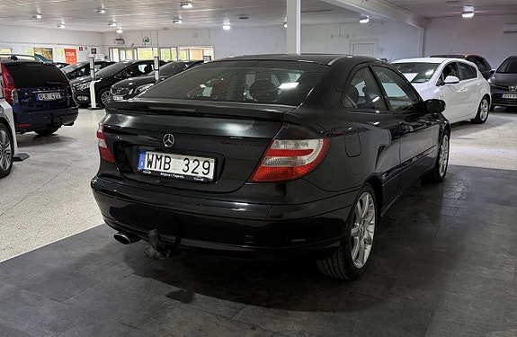Mercedes-Benz C200 4 of 5
