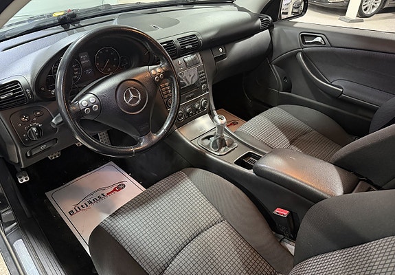Mercedes-Benz C200 6 of 8