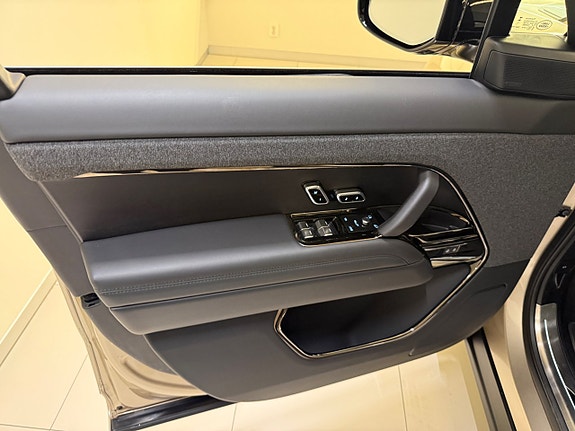 Land Rover Range Rover Sport 10 of 23