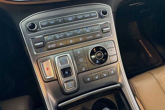 Hyundai Santa Fe 17 of 26