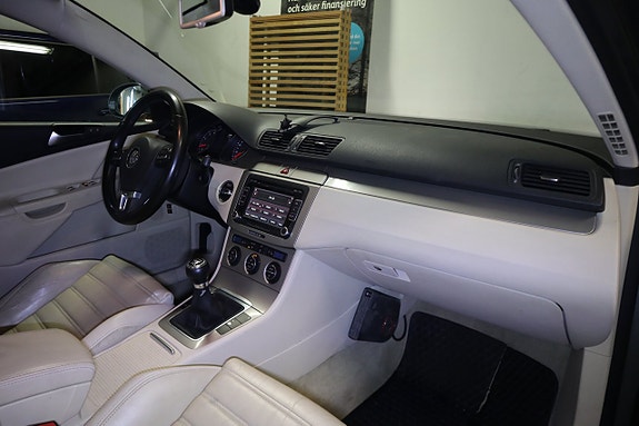 Volkswagen Passat 15 of 23