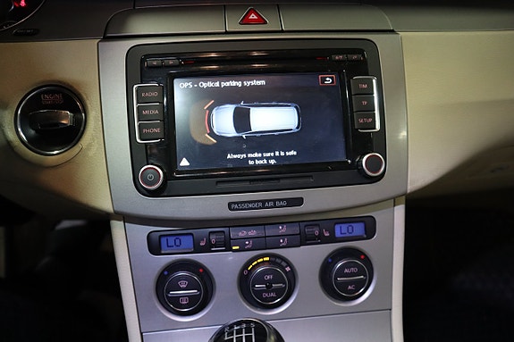 Volkswagen Passat 17 of 23