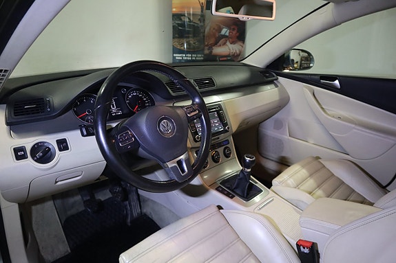 Volkswagen Passat 9 of 23