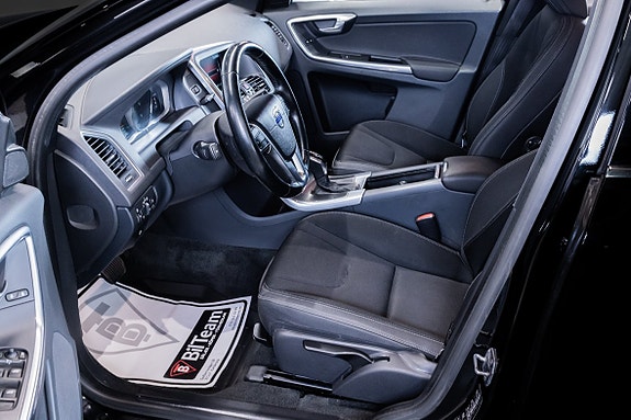 Volvo XC60 14 of 25