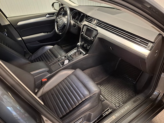 Volkswagen Passat 11 of 15