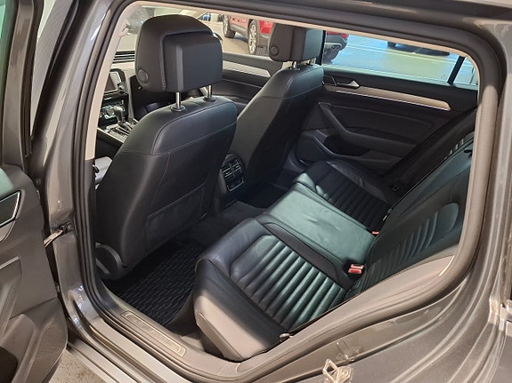 Volkswagen Passat 12 of 15