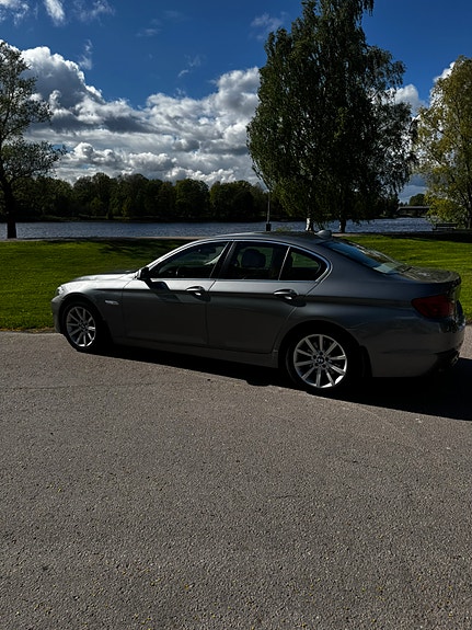 BMW 523i 3 of 5