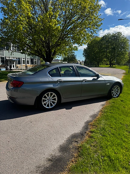 BMW 523i 2 of 5