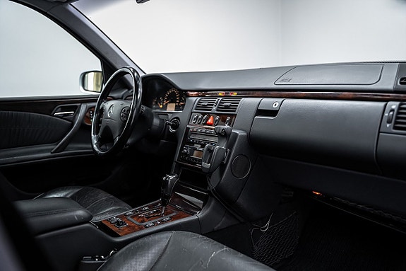 Mercedes-Benz E43 25 of 27
