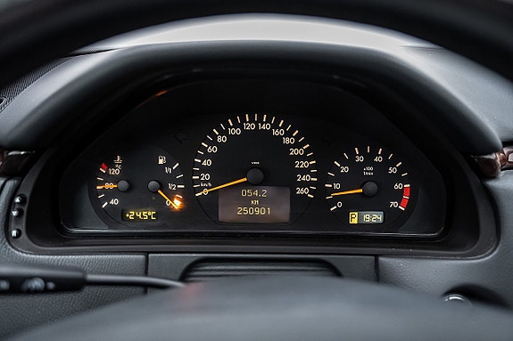 Mercedes-Benz E43 16 of 27