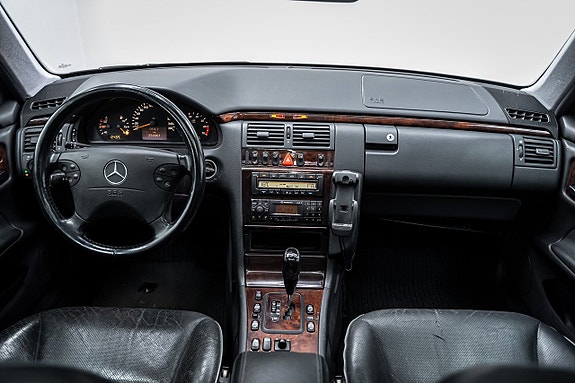 Mercedes-Benz E43 24 of 27