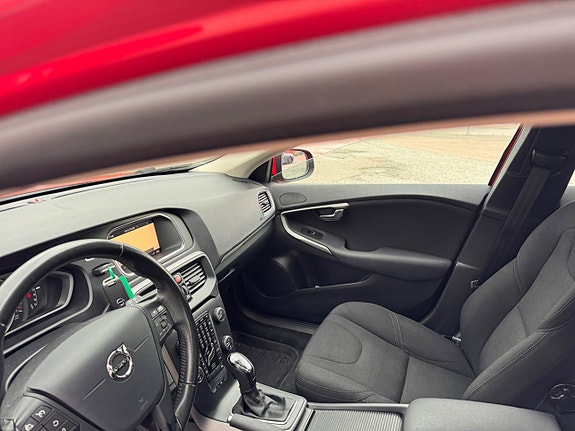 Volvo V40 11 of 13