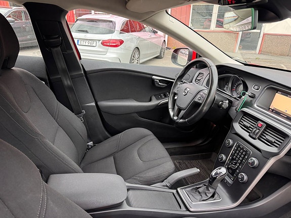 Volvo V40 2 of 13
