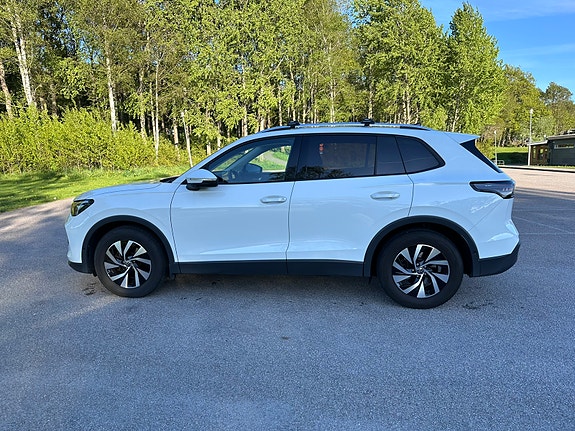 Volkswagen Tiguan 3 of 5