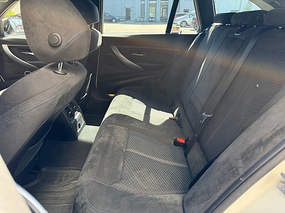 BMW 318d 4 of 5