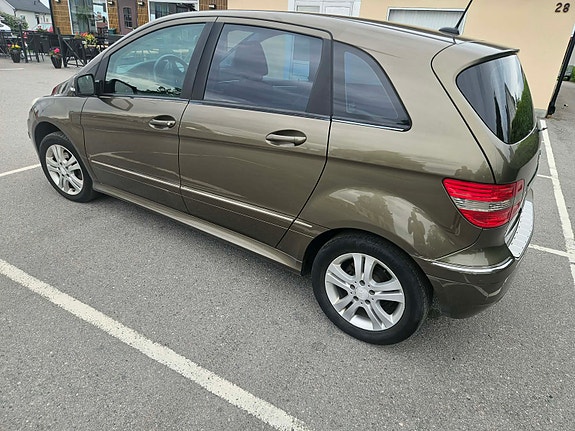 Mercedes-Benz B180 4 of 5