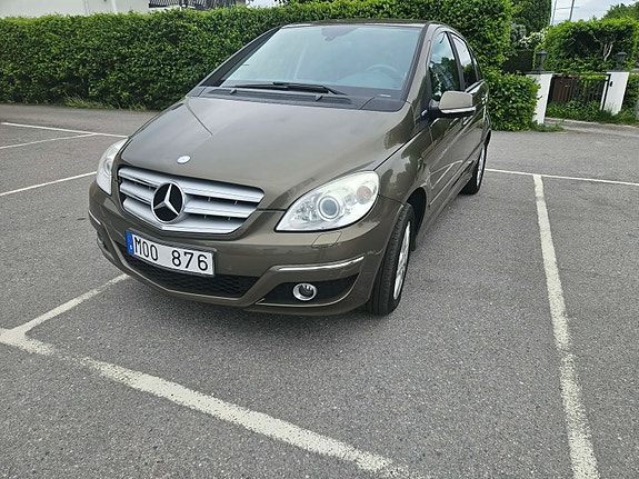 Mercedes-Benz B180 2 of 5