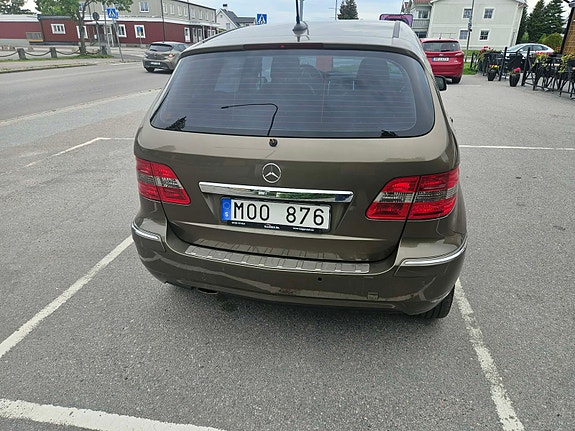 Mercedes-Benz B180 3 of 5