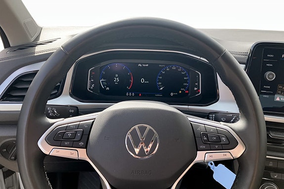 Volkswagen T-Roc 7 of 9