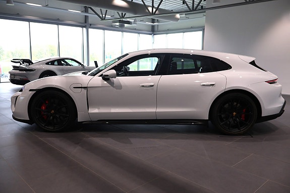 Porsche Taycan Sport Turismo 11 of 24