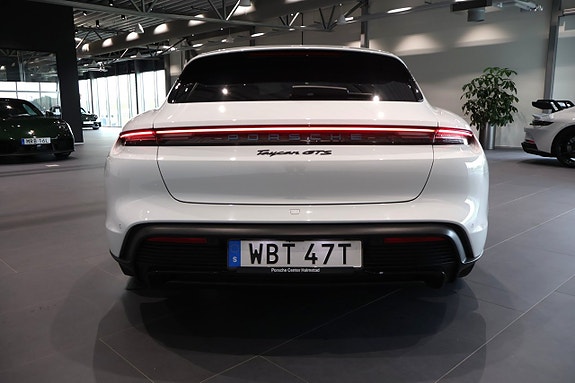 Porsche Taycan Sport Turismo 8 of 24