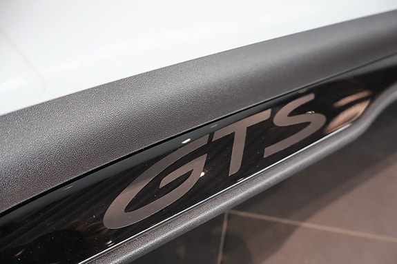 Porsche Taycan Sport Turismo 6 of 24