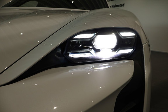 Porsche Taycan Sport Turismo 19 of 24