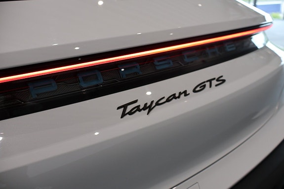 Porsche Taycan Sport Turismo 9 of 24