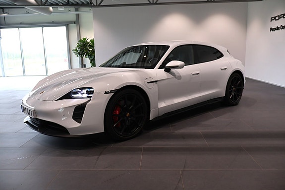Porsche Taycan Sport Turismo 12 of 24