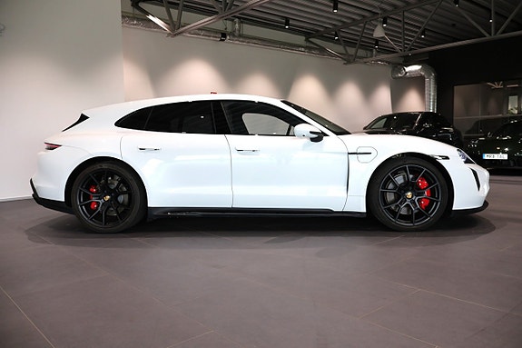 Porsche Taycan Sport Turismo 4 of 5