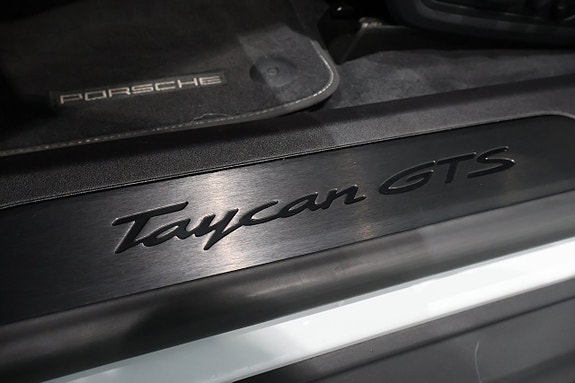 Porsche Taycan Sport Turismo 22 of 24