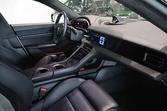 Porsche Taycan Sport Turismo 20 of 24
