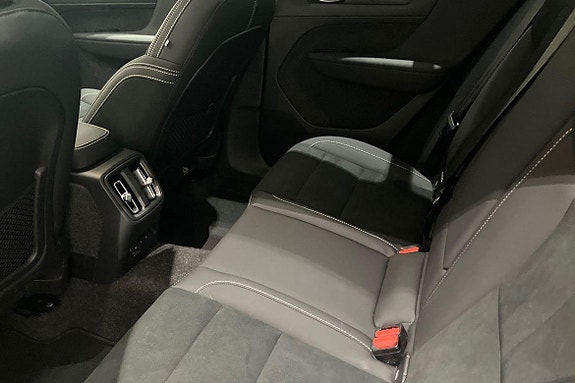 Volvo EX40 14 of 21