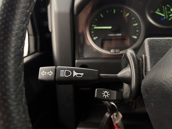 Land Rover Defender 110 21 of 30