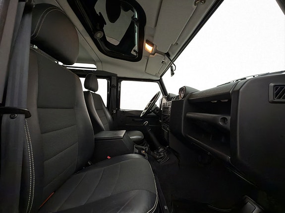 Land Rover Defender 110 28 of 30