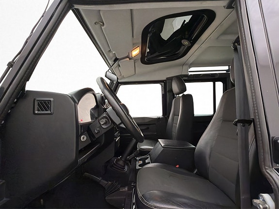 Land Rover Defender 110 17 of 30