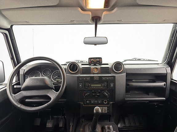 Land Rover Defender 110 19 of 30