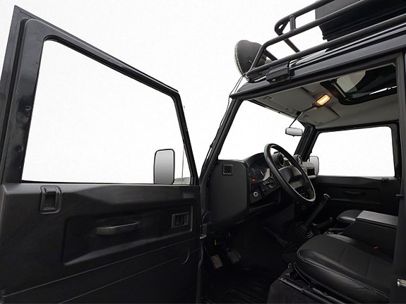 Land Rover Defender 110 16 of 30