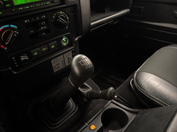 Land Rover Defender 110 26 of 30