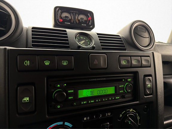 Land Rover Defender 110 24 of 30