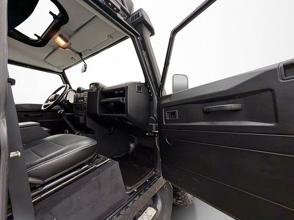 Land Rover Defender 110 29 of 30