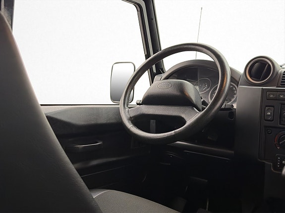 Land Rover Defender 110 27 of 30