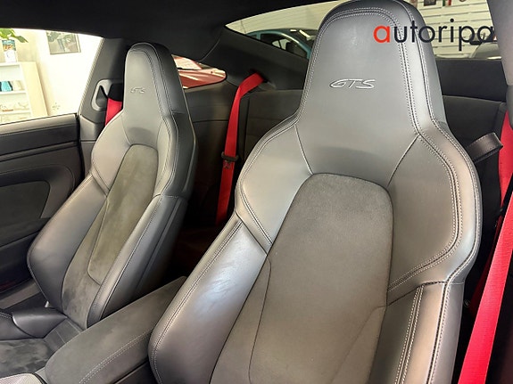 Porsche 911 Carrera 4 GTS 12 of 15