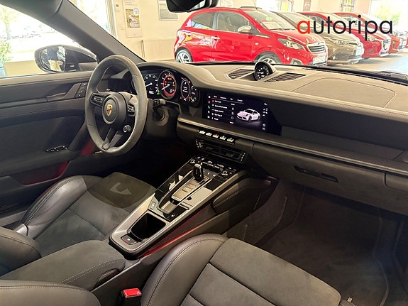 Porsche 911 Carrera 4 GTS 8 of 15