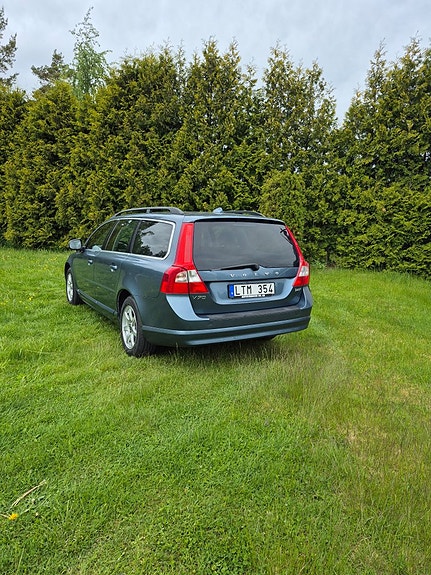 Volvo V70 3 of 5