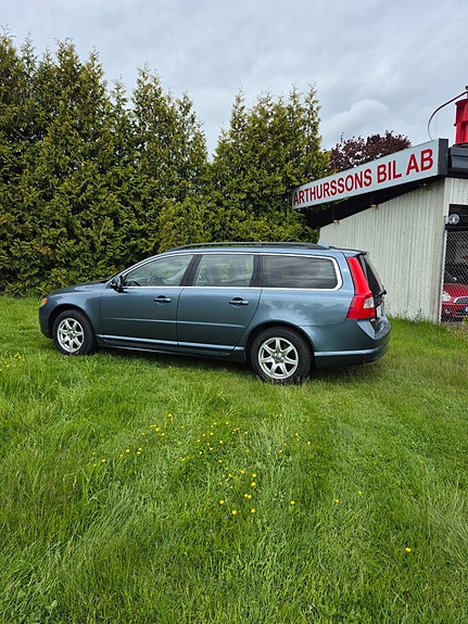 Volvo V70 2 of 5