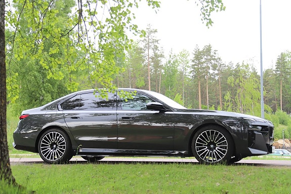 BMW M760Li 6 of 13