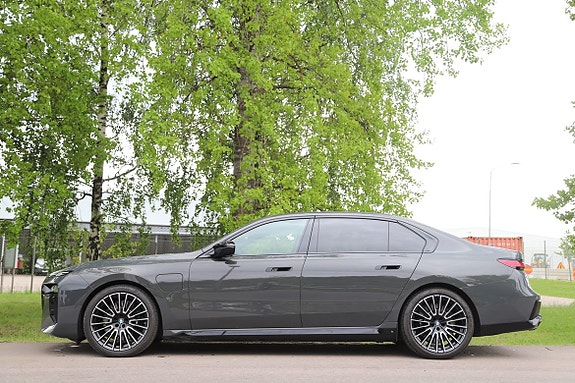 BMW M760Li 2 of 13