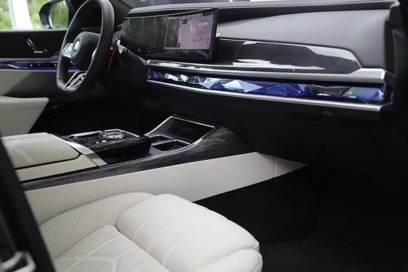 BMW M760Li 11 of 13