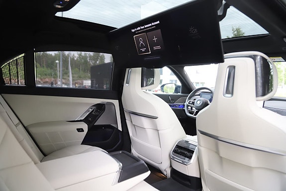 BMW M760Li 12 of 13